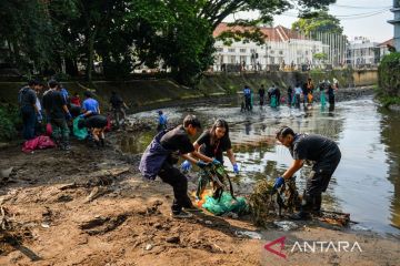 Aksi World Cleanup Day di Bandung