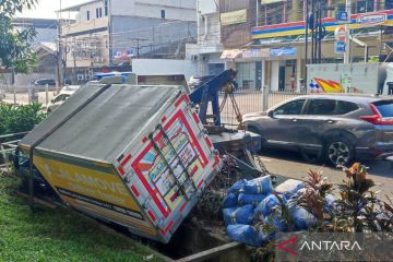 Akibat ngantuk, sopir truk barang alami kecelakaan di Duren Sawit