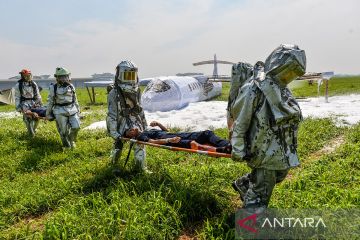 Simulasi keadaan darurat di Bandara Husein Sastranegara