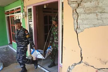 Bersih-bersih reruntuhan dampak gempa di Situbondo