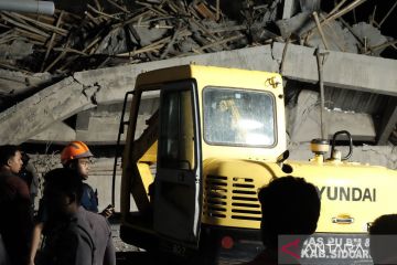 BPBD kerahkan ekskavator evakuasi korban Ponpes ambruk di Sidoarjo