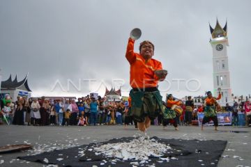 Atraksi kesenian Minang di pelataran Jam Gadang