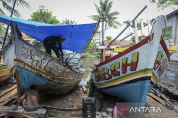 Jasa perbaikan perahu nelayan di Tangerang
