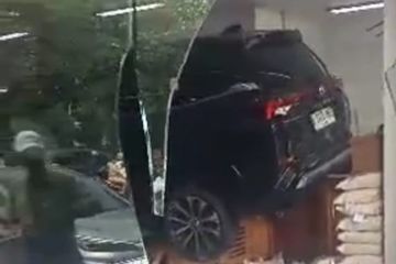 Mobil tabrak toko buah di Kalideres Jakbar