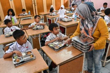 Foto: Wali murid bantu pendistribusian MBG di sekolah