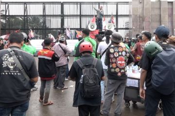 Hujan tak halangi niat ojol berdemonstrasi di depan gedung DPR RI