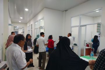 Pemkab Agam sediakan lima mobil ambulans rujuk pelajar keracunan MBG
