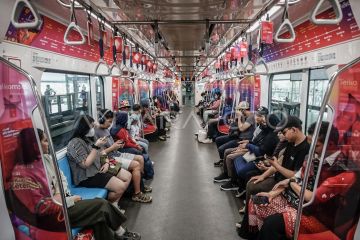 Enam etika saat naik transportasi umum