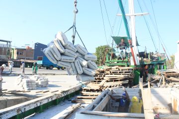 FOTO- Distribusi Semen dari Pelabuhan Paotere menuju Maumere