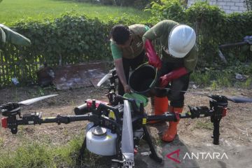 Penyemprotan pestisida dengan drone di Kabupaten Serang