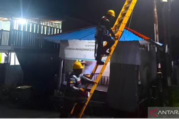 Petugas yantek PLN tangani gangguan kelistrikan hingga malam hari
