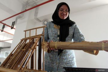 Pameran alat musik dan baju adat nusantara