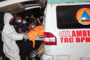 Jenazah korban peristiwa bangunan mushala ponpes ambruk