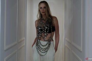 Charlize Theron tampil dengan untaian permata di Paris Fashion Week