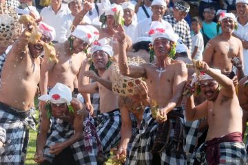 Tradisi Perang Ketupat di Desa Kapal