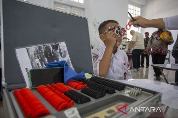 Pembagian kacamata gratis di Indramayu