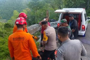 Tim SAR evakuasi empat korban truk masuk jurang di Aceh Besar