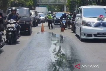 Puluhan liter oli tumpah di Jalan Daan Mogot Jakbar