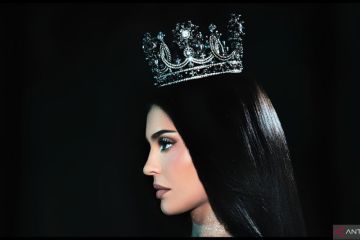 Kylie Jenner pakai mahkota rancangan desainer aksesoris Tanah Air