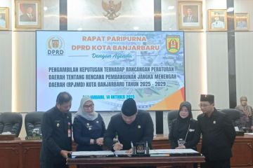 Ketua DPRD tandatangani pengesahan Perda RPJMD Banjarbaru 2025-2025