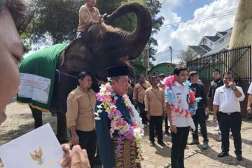 Gajah Taman Rimbo Zoo Jambi bisa kalungkan bunga ke pejabat