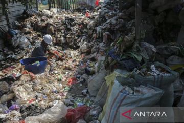 Produksi paving block dari daur ulang sampah plastik