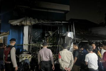 Nyalakan korek dekat bensin, pria di Jakbar nyaris tewas