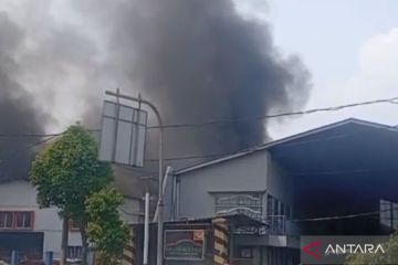 Bengkel mobil hangus terbakar di Meruya Ilir Jakbar