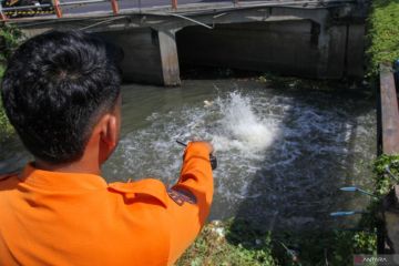 Gelembung berbau gas muncul di sungai di Surabaya