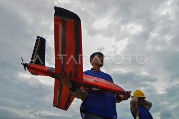 Kontes robot terbang Indonesia di Padang