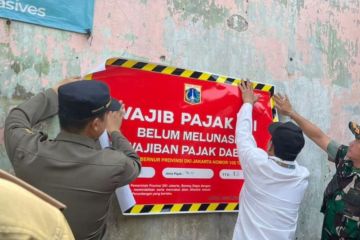 Jaksel pasang stiker di sebelas lokasi penunggak pajak di Pesanggrahan