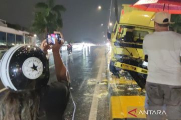 Hujan deras, truk boks tabrak pikap di Buaran Jaktim