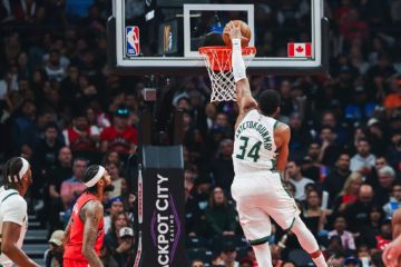 Antetokounmpo cetak 31 poin 20 rebound, Bucks kalahkan Raptors 122-116