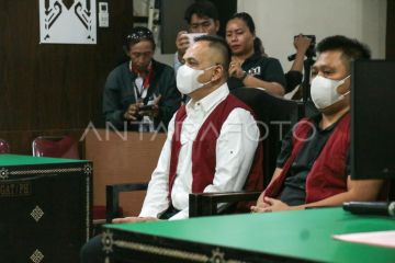 Hukum kemarin, bos Djarum dicekal hingga Ipda Aris dipecat
