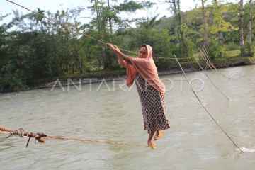 Foto: Jembatan tali di pedalaman Aceh Barat
