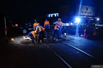 Perbaikan jalur rel KA di Tulungagung