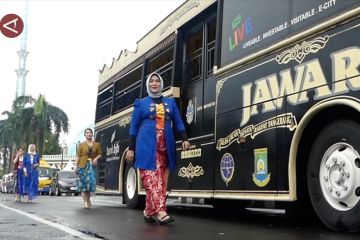 Parade batik bersama bus jawara Tangerang meriahkan Hari Batik