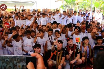 Pengalaman baru pembalap MotoGP saat kunjungi SD di Lombok Tengah