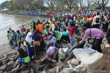 Aksi bersih pantai di Surabaya