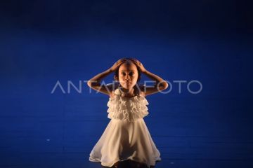 Pertunjukan tari kontemporer di Padang