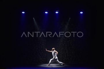 Pertunjukan tari kontemporer di Padang