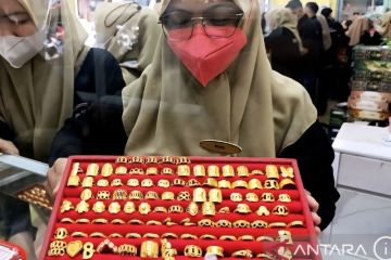 Harga emas Antam hari Sabtu ini anjlok Rp50.000 ke angka Rp2,348 juta per gram