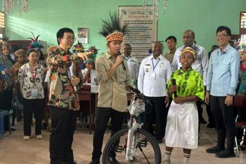 Gibran berikan sepeda kepada siswa Manokwari pandai berhitung ala "gasing"