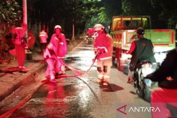 Delapan pengendara motor jatuh akibat tumpahan oli di Jakut