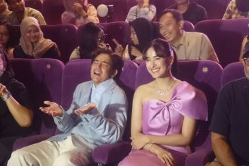 Adipati Dolken sesuaikan postur, lakukan observasi untuk peran bos