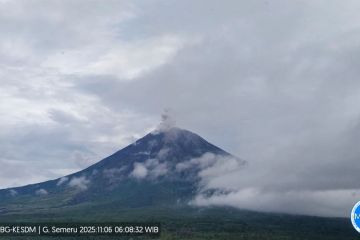Semeru alami erupsi disertai letusan setinggi 1 km di atas puncak