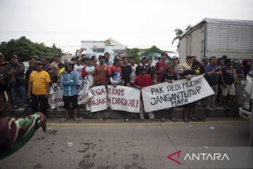Aksi warga korban banjir rob