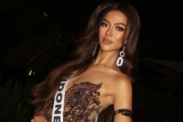 Sanly Liu pakai kebaya motif Garuda pada pembukaan Miss Universe 2025