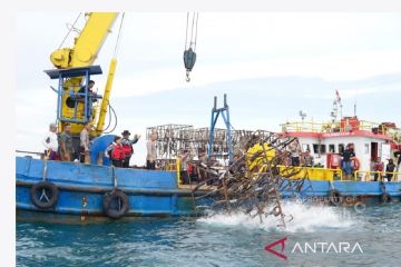 PT Timah dan Ditlantas Polda Babel tenggelamkan rumpon dari knalpot sitaan di Perairan Rebo