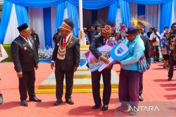 Pemkab Manokwari serahkan bantuan 18 rumah relokasi kepada warga